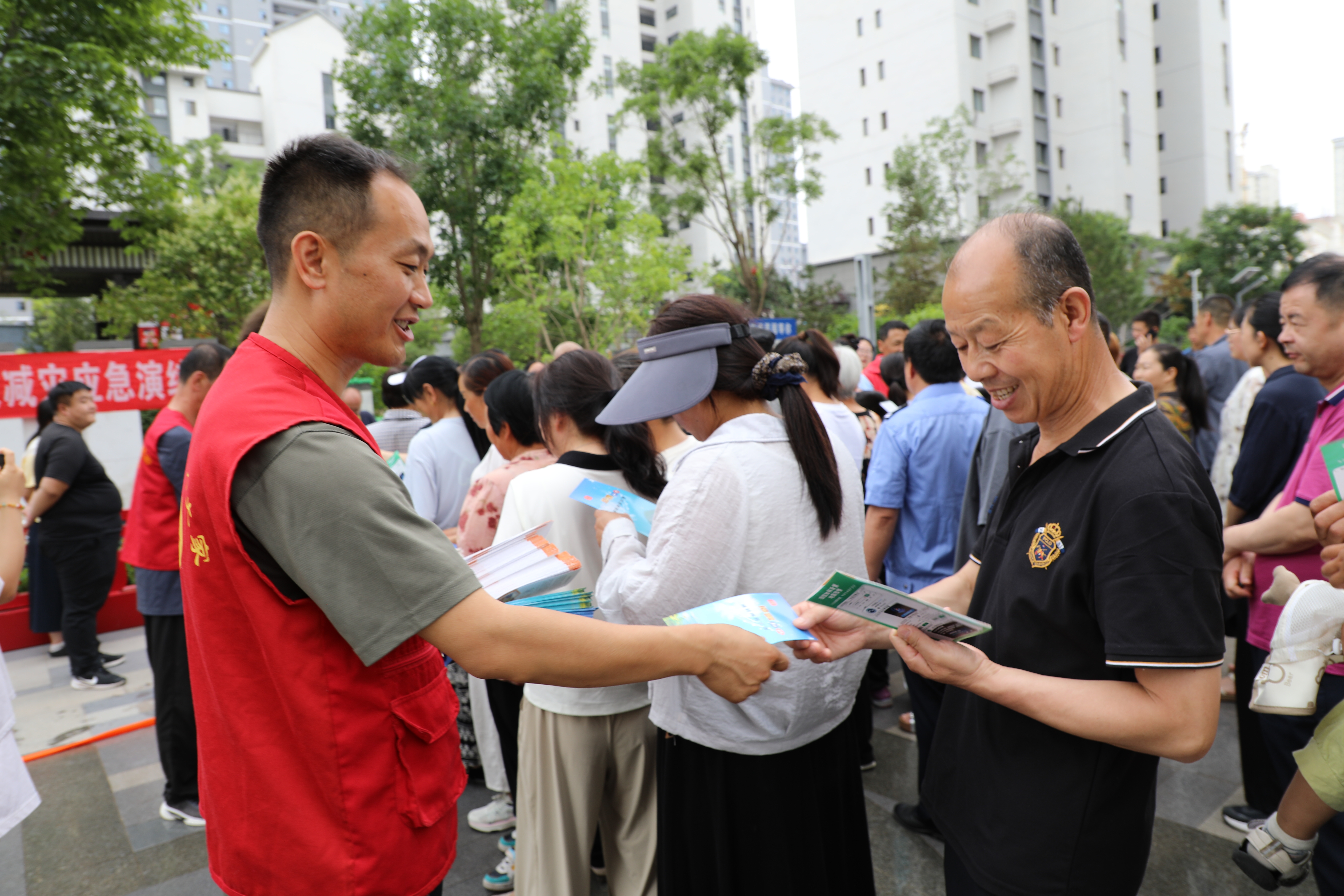志愿者发放宣传折页